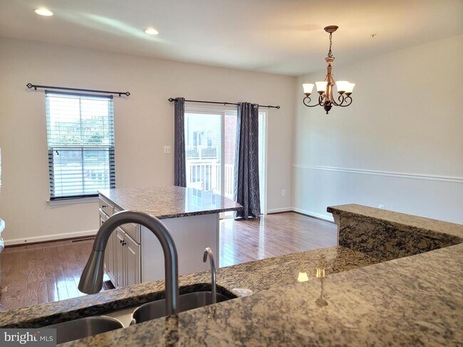 Photo - 3567 Sprigg St S