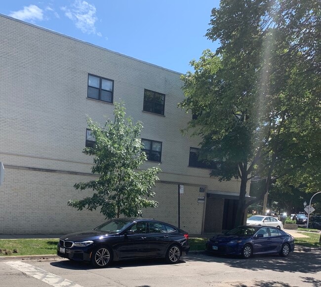 Building Photo - 5757 N Francisco Ave Unit 204