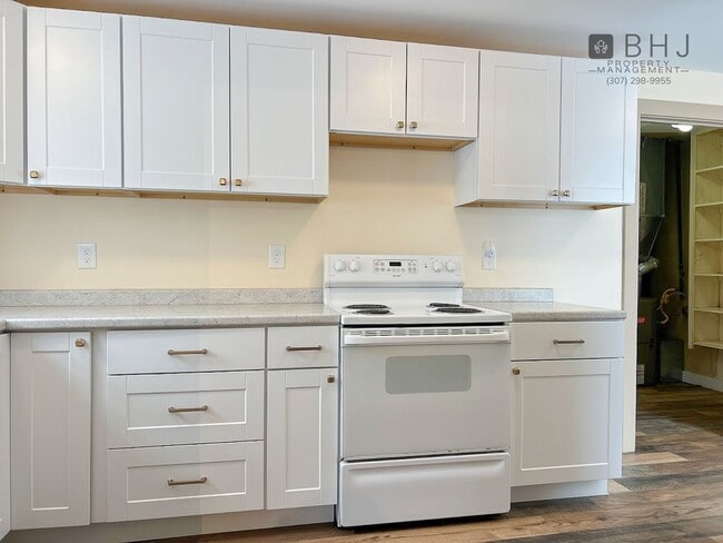 Photo - 6 month lease! 3 bed/ 1 bath Single Family Home on Coffeen!