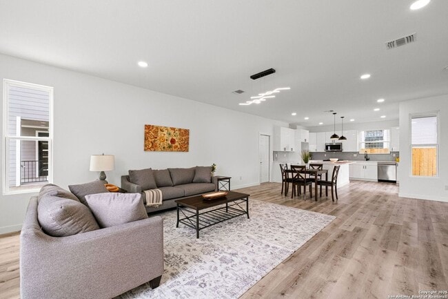 Photo - 430 Dreiss St