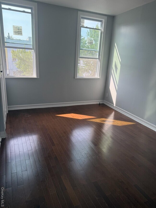 Photo - 166A Schaefer St