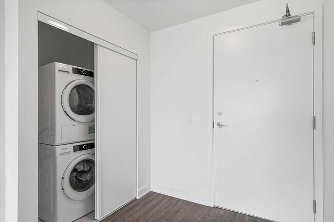 Photo - 681 Yonge St