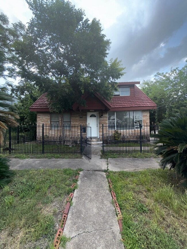 Building Photo - 3012 Live Oak St Unit A Rental