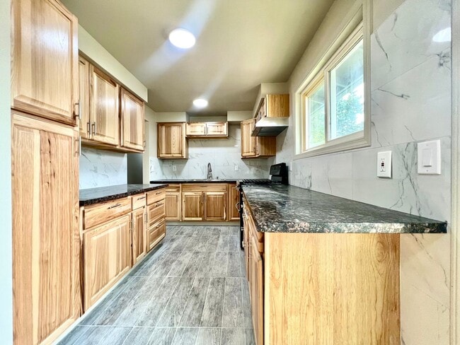 Building Photo - BRAND NEW REMODEL!! CLEAN, FRESH & BRIGHT! ONE LVL: 4 bed/2 bath!