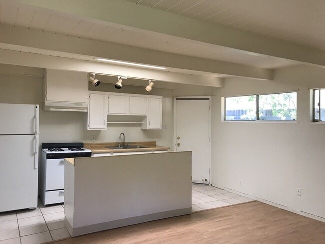 Building Photo - 836-838 Douglass Avenue Unit 838