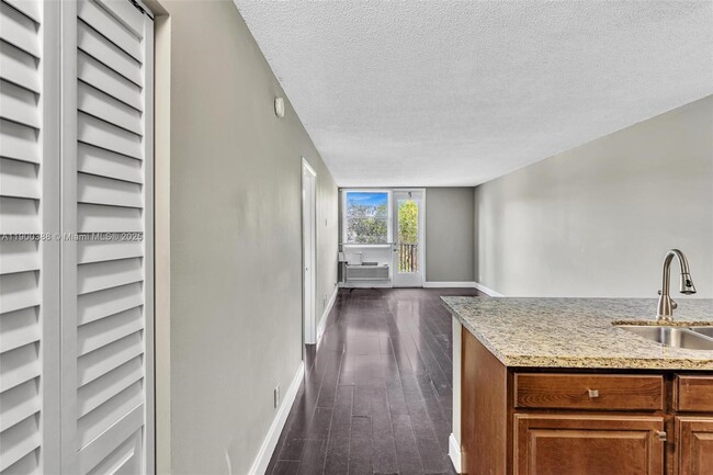 Photo - 2701 Riverside Dr Unidad 303-B