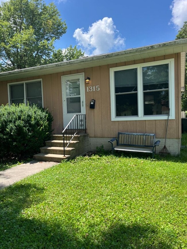 Building Photo - 3 Bd 2 Ba Condo for rent in Cedar Falls, IA
