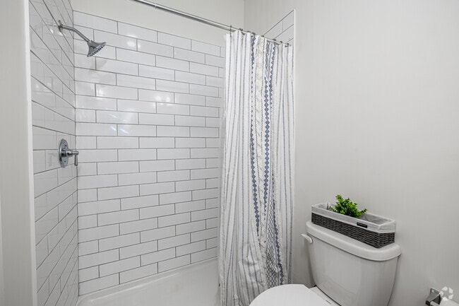 1BR, 1BA With Den - 1,015SF - Bathroom