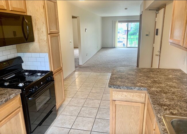 Building Photo - Charming 2-Bedroom Apartment with Balcony ... Unit IVA03