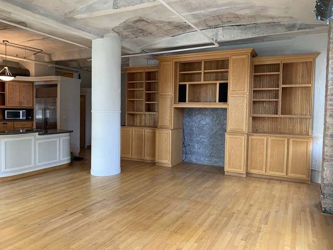 Living Room with extra high ceiling - 801 S Wells St Unit 910
