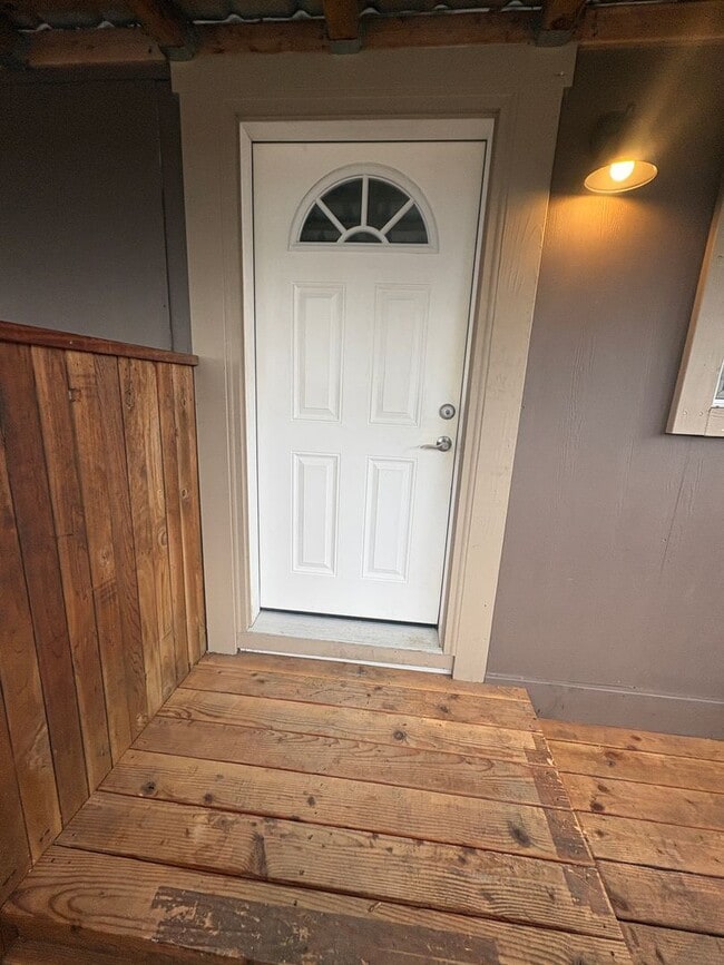 Building Photo - 1 Bedroom Apartment in Camellia Park Unit 761 Hwy 99N Apt. 3