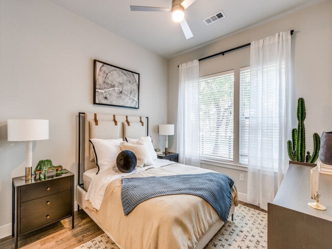 Photo - Trailhead East