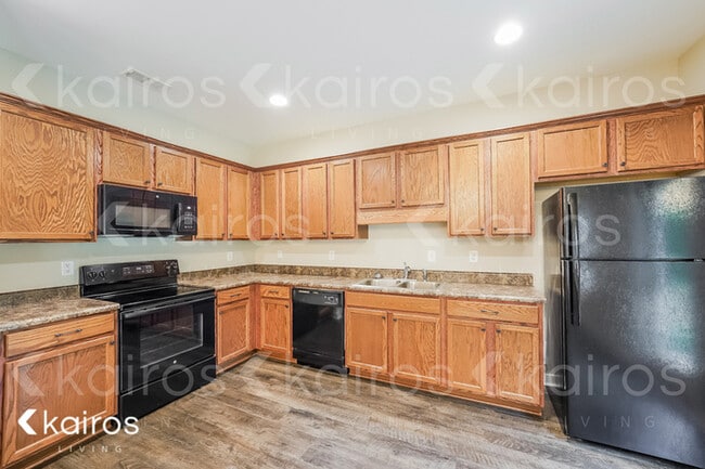 Photo - 633 White Oak Cir