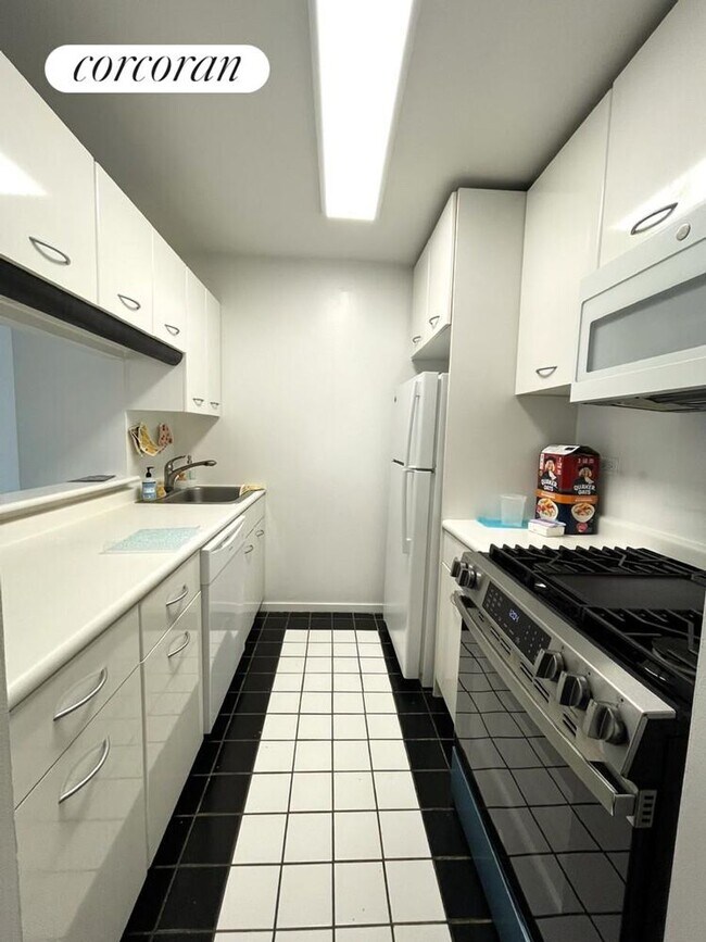 Photo - 2373 Broadway