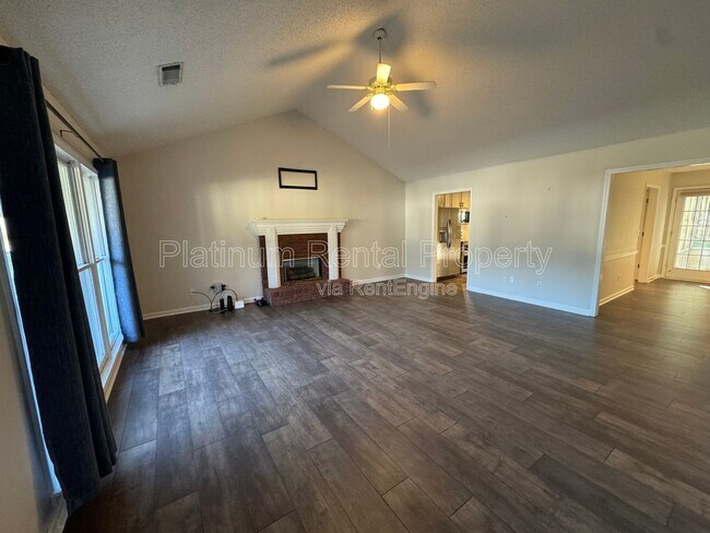 Photo - 335 Charlyne Way