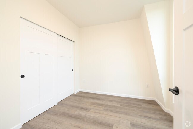 1BR, 1BA - 679SF - Bedroom