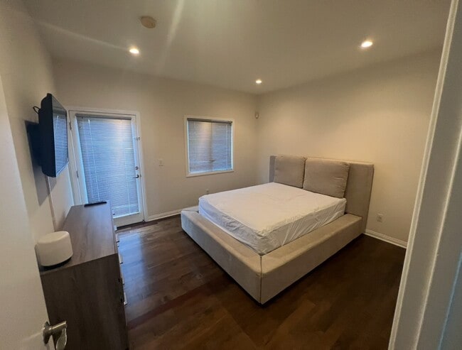 bedroom - 635 N Windsor Blvd
