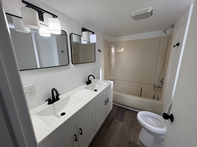 Lavabo doble en el baño - 318 N 4th St