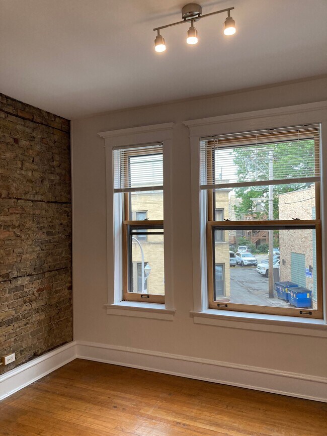 Building Photo - 717 W Oakdale Ave Unit ONE BEDROOM - 2E