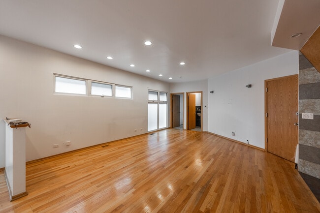 Photo - 1049 N Winchester Ave Unit 2
