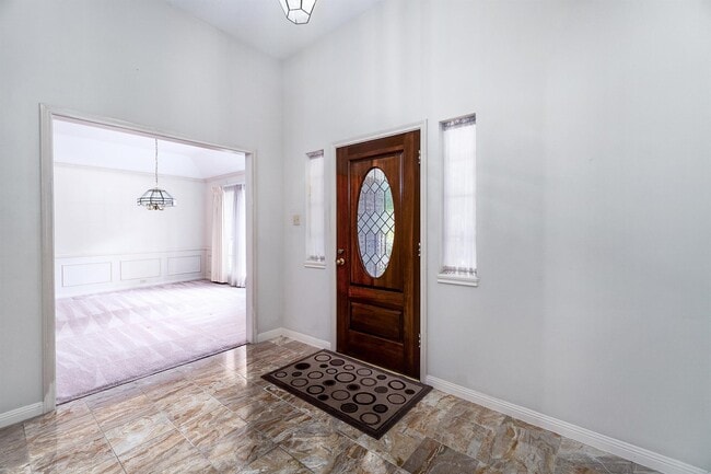 15406 Greenleaf Ln