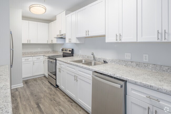 2BR, 2BA - 1,006SF Renovated - Kitchen