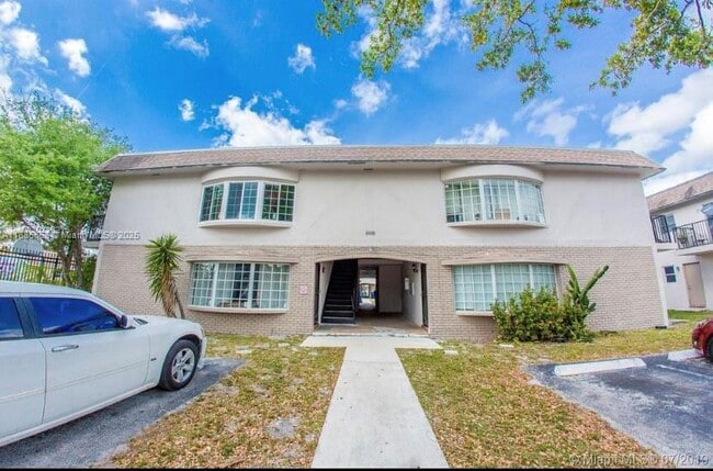 Building Photo - 5333 NW 18th St Unit 3A