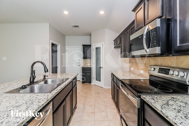 Photo - 525 Foxhunter St