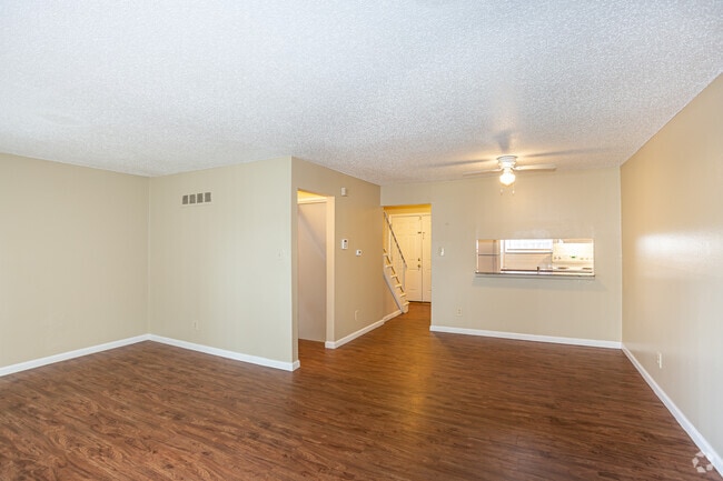 Sala de estar y comedor: 3 dormitorios, 2 baños - Covington Place Apartments