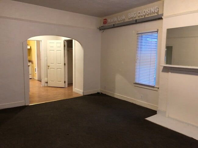 Photo - 605 NE Campus St