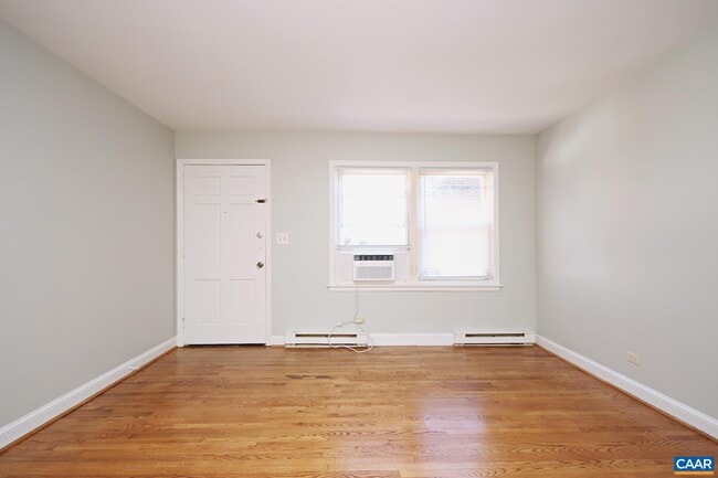 Building Photo - 2114 Ivy Rd Unit 11