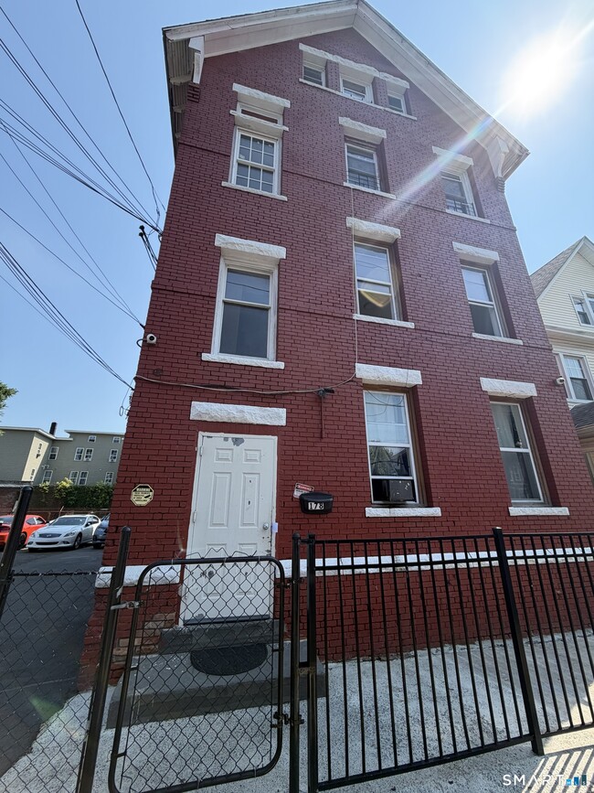 Building Photo - 178 Clarence St Unit 4