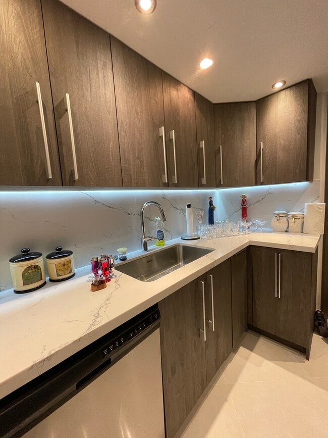 Photo - 905 Brickell Bay Dr