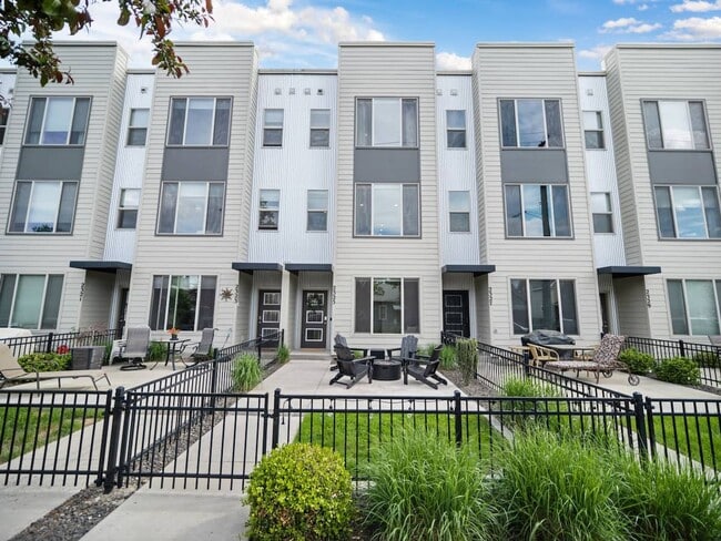 Building Photo - Beautiful Townhouse In Spokanes Kendall ya...