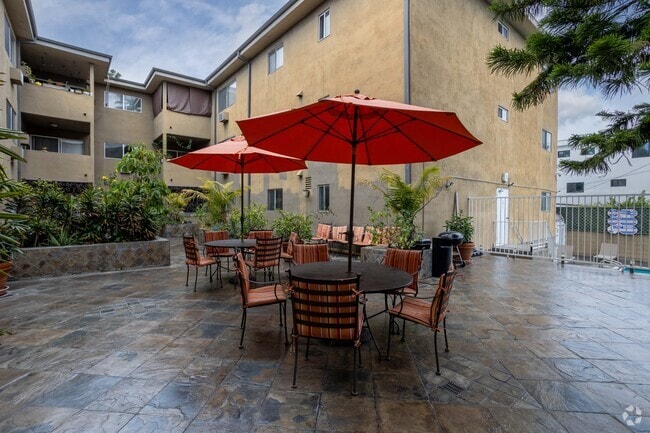 Courtyard Patio - 1134 N Sycamore Ave