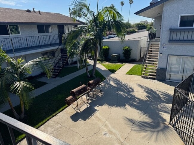 Photo - Long Beach 2 bed 1.5 Bath Condo - Pool, Laundry, & Parking included!