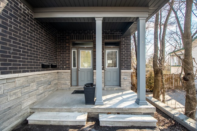 Photo - 805 B Dundas St W