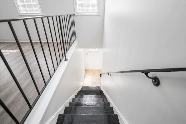 Photo - Great West End Two Bedroom Flat for rent Unit B