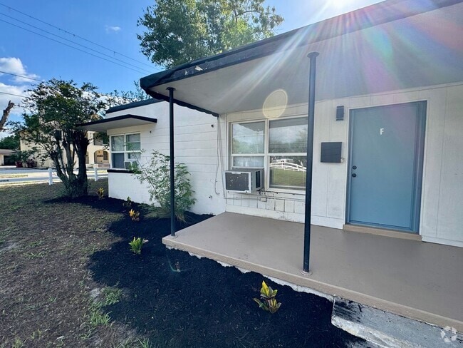 Building Photo - 2 BED 1 BATH READY TO RENT IN PLANT CITY! Unit F Rental