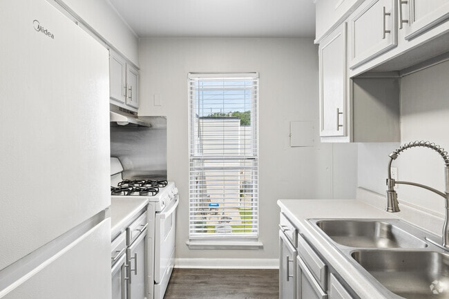 1BR, 1BA - 850SF - Kitchen - Stone Ridge Apartments