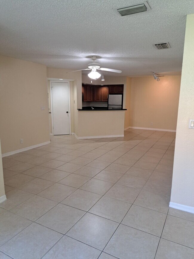 Photo - 3470 Pinewalk Dr N Unidad 212