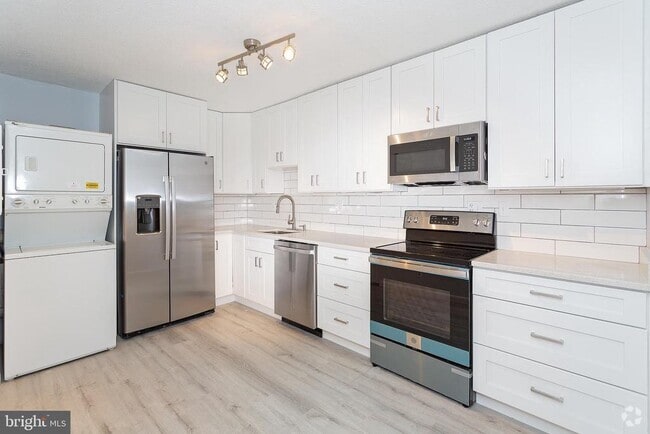 Building Photo - 8340 Greensboro Dr Unit 317 Rental