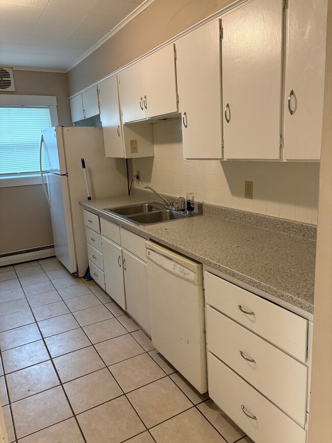 Building Photo - 590 Goebel St