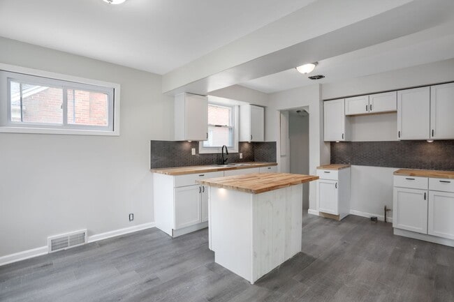 Building Photo - Completely remodeled 3 bed/1 bath Single F... Rental