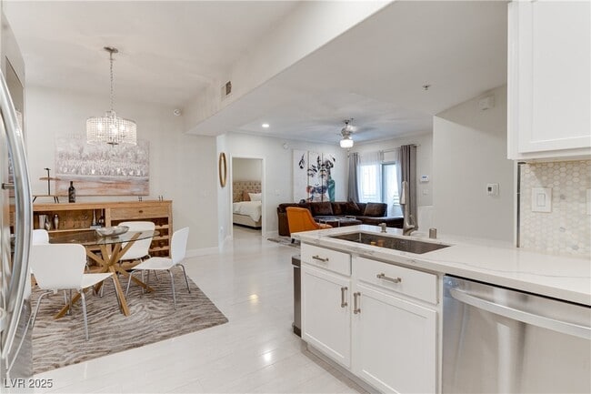 Building Photo - 2291 W Horizon Ridge Pkwy Unit 10259 Rental