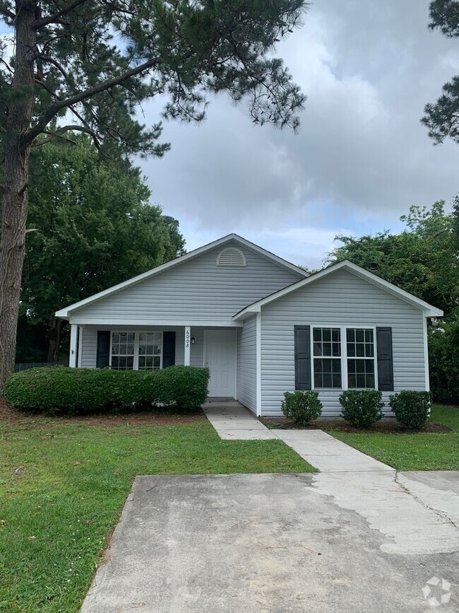 Building Photo - 3 Bedroom 2 Bath on Park Ave. Available Rental