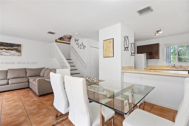 Photo - 6205 SW Kendale Lakes Cir Unit 290