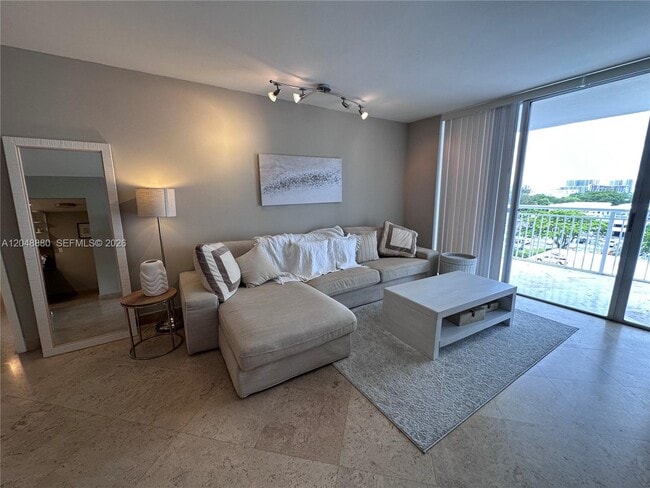 Building Photo - 18021 Biscayne Blvd Unit 702