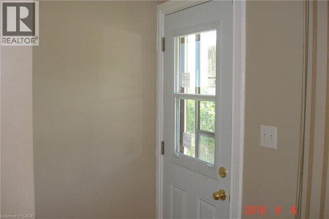 Photo - 742 Garth St