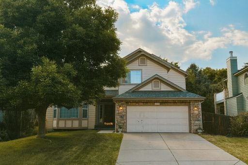 Building Photo - Available NOW is this open layout 5 bedroo... Rental